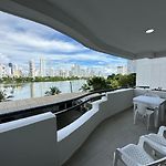 Apartamento Moderno con Piscina en el Laguito