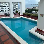 Apartamento Moderno con Piscina en el Laguito