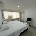 Apartamento Moderno con Piscina en el Laguito